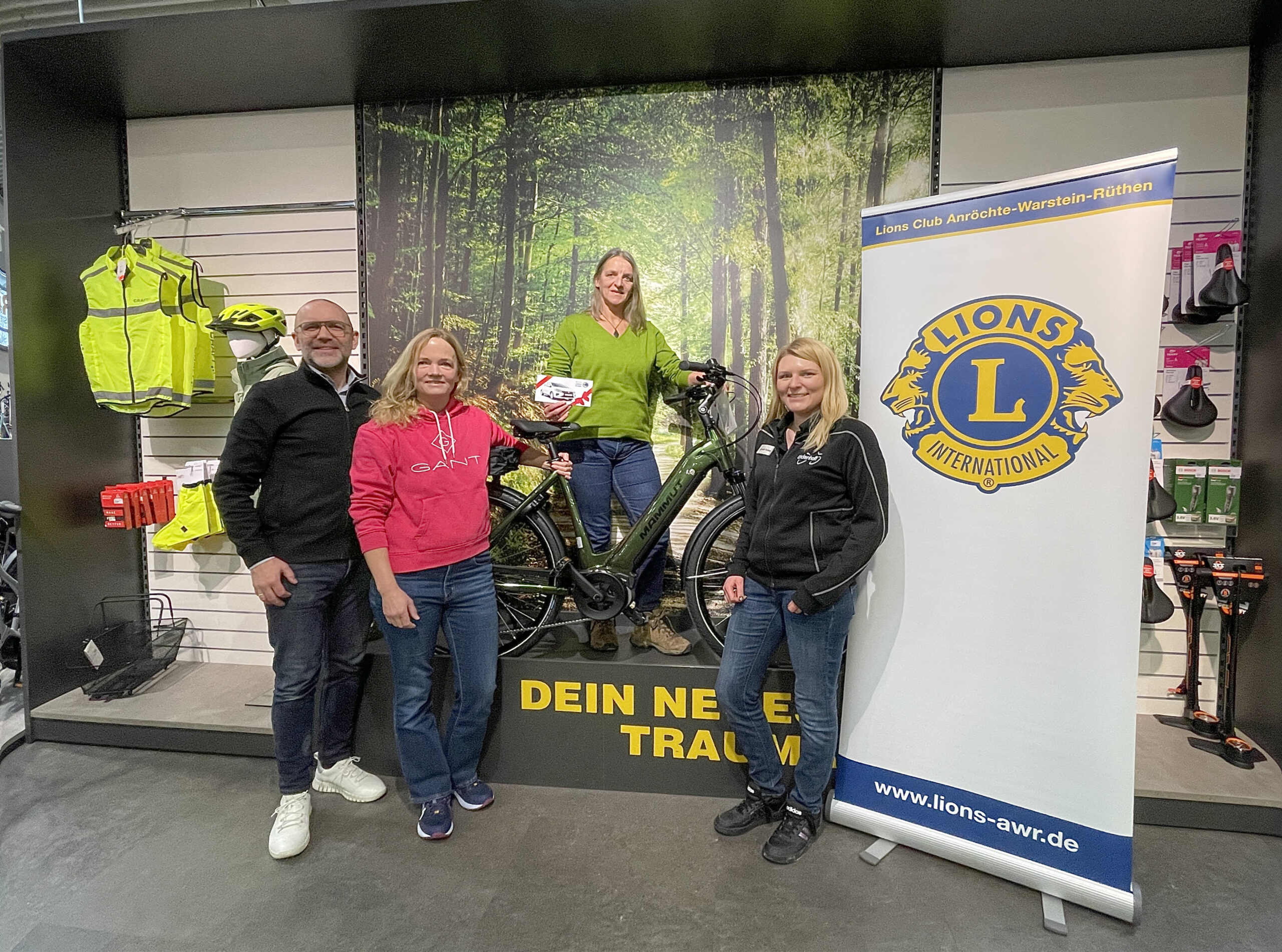 Gewinnuebergabe-Aktion-Loewenstark-2024_fahrrad