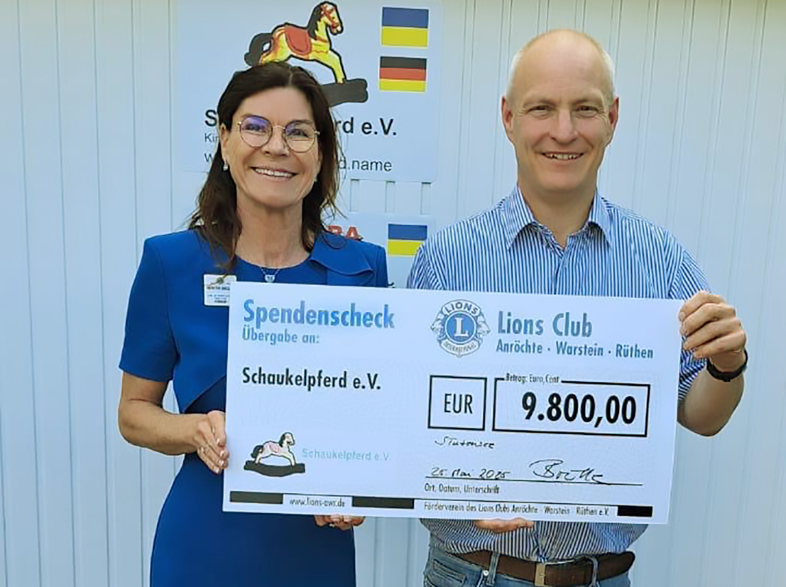 LionsClub-Spendenuebergabe-schaukelpferd_2-2025